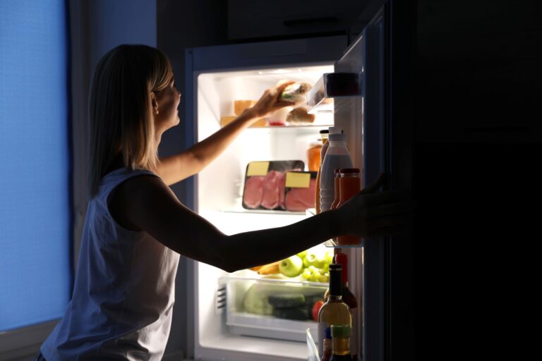 Nächtliches Essen erhöht Schlaganfall-Risiko